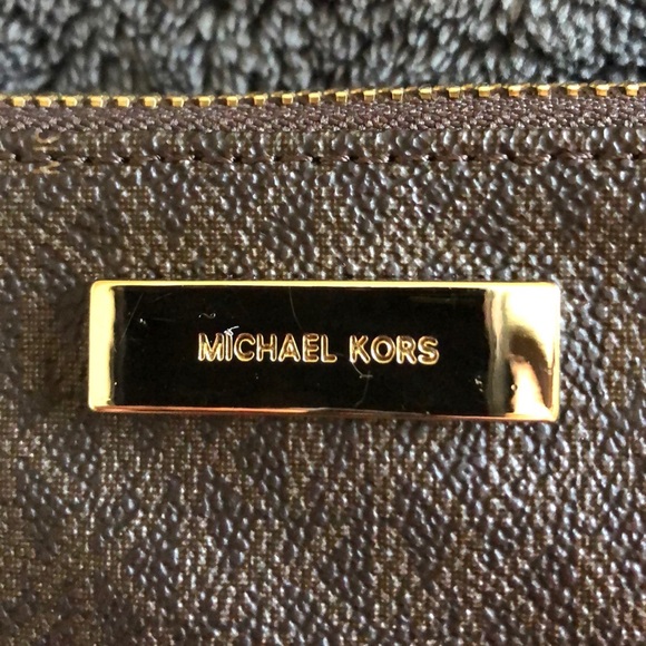 Michael Kors Signature Fanny Pack - Picture 2 of 13